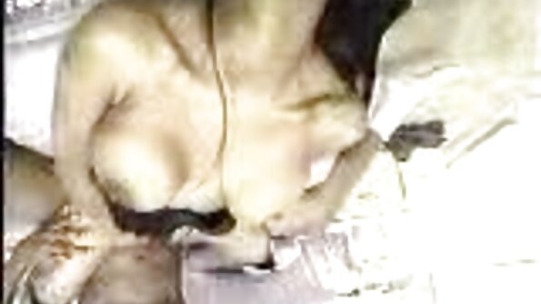 Một cô gái điếm cong với bộ ngực lớn và hình xăm đang sex nhật xnxx xử lý một người mổ