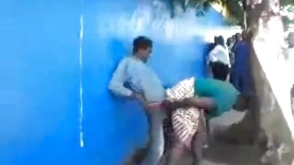 Ava Koxxx tôn thờ có một mảnh thân cây dày bị kẹt xuống mông của cô ấy xxx video nhật