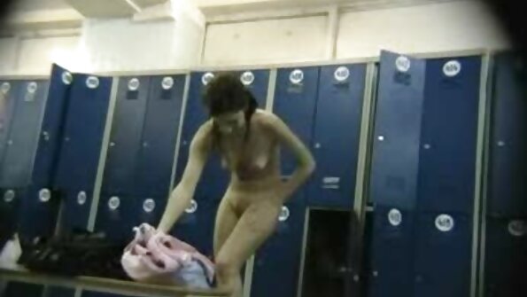 Hai cô video sex nhat ban khong che gái mỉm cười khi họ kéo một con cặc lên giường và cưỡi nó